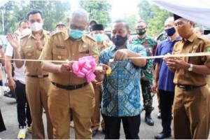 Bupati Kuningan saat meresmikan RM Pondok Kapal.